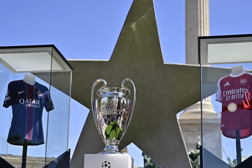2026-05-28t093752z-2082386089-up1em5s0qr2wr-rtrmadp-3-soccer-champions-psg-ars-trophy